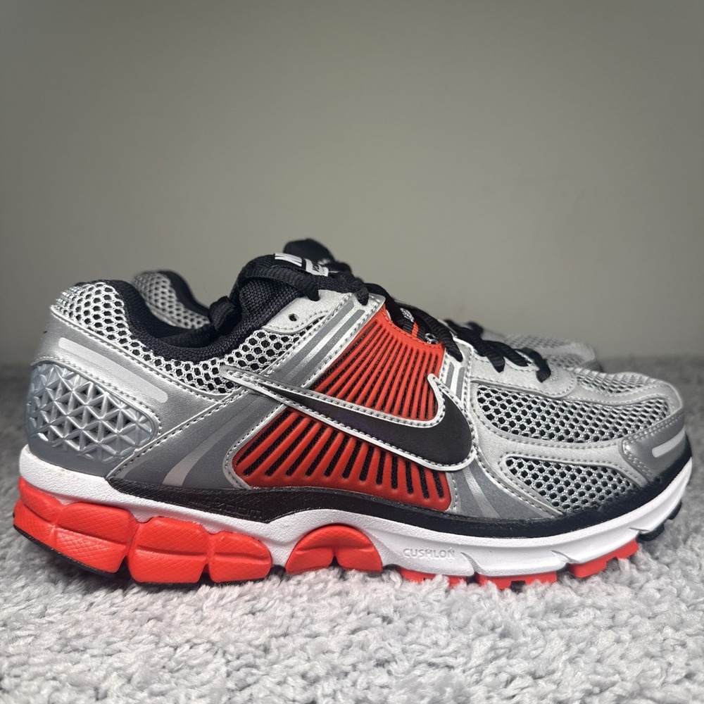 Nike Air Zoom Vomero 5 Metallic Silver Black Bright Crimson FJ4151-005 Men's NEW